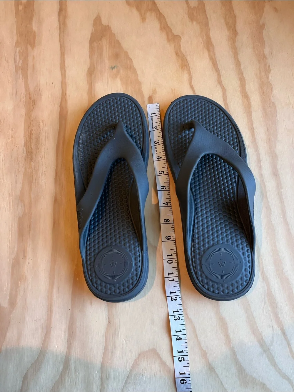 Men’s sandals flip flops totes Black Textured Foam comfort water beach sz 12